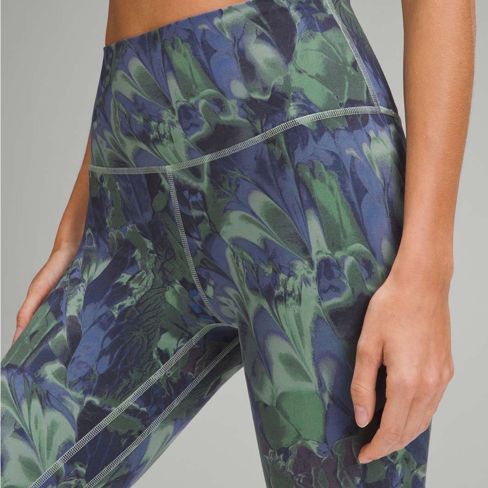 Lululemon Align High-Rise Crop 23"
NOUVEAU MARBLE Palm Court Multi